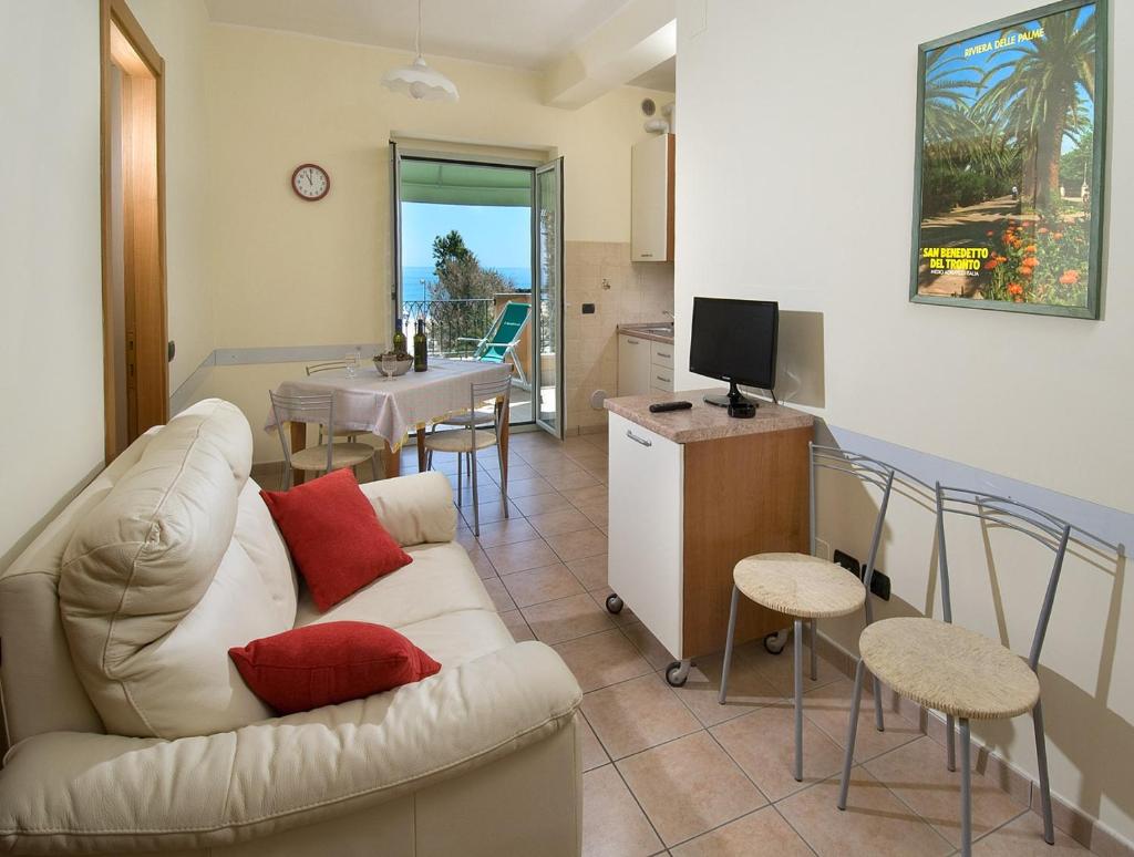 un salon avec un canapé et une table avec une télévision dans l'établissement Beaurivage, à San Benedetto del Tronto