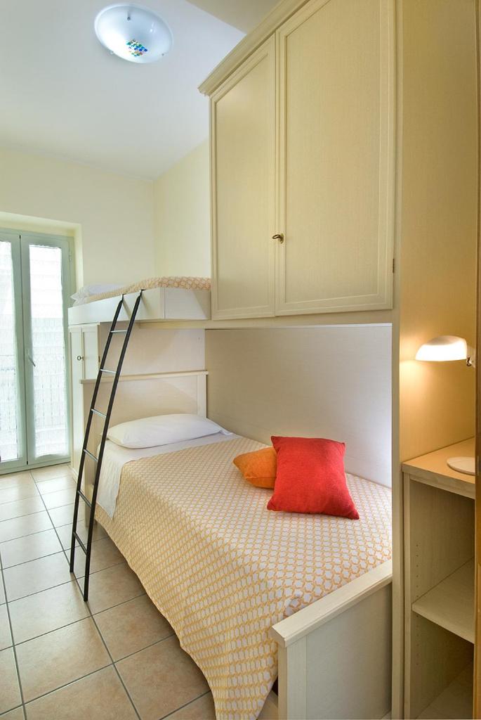 une chambre avec un lit superposé avec un oreiller rouge dans l'établissement Beaurivage, à San Benedetto del Tronto