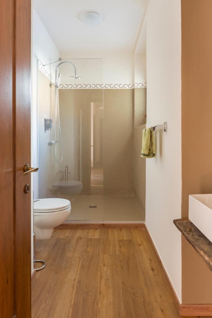 une salle de bain avec une douche, des toilettes et un lavabo dans l'établissement Villa Senagra Holidays Lake Como, à Menaggio