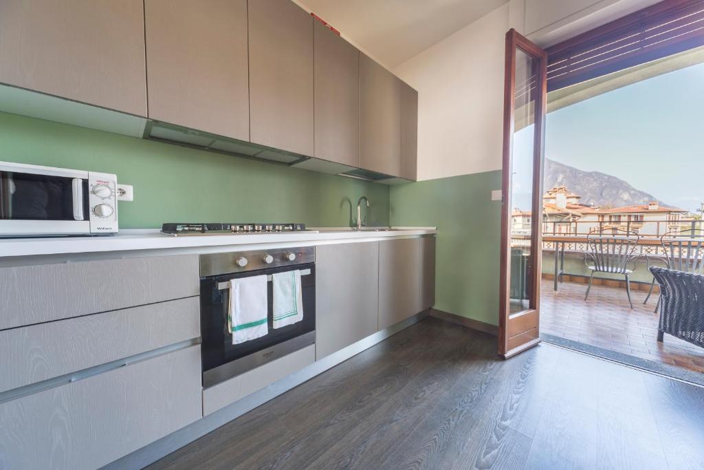 une cuisine avec une cuisinière et un micro-ondes dans l'établissement Villa Senagra Holidays Lake Como, à Menaggio