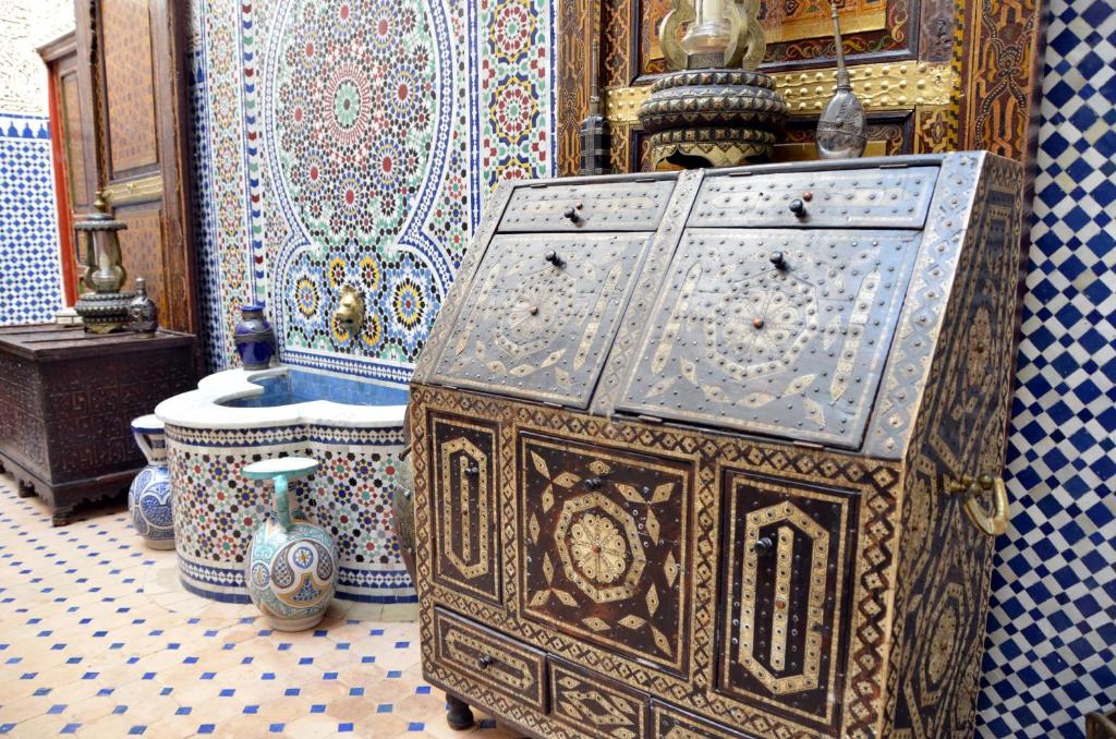 une chambre avec de nombreux types de vases différents et une commode dans l'établissement Riad Dar Tahri & SPA, à Fès