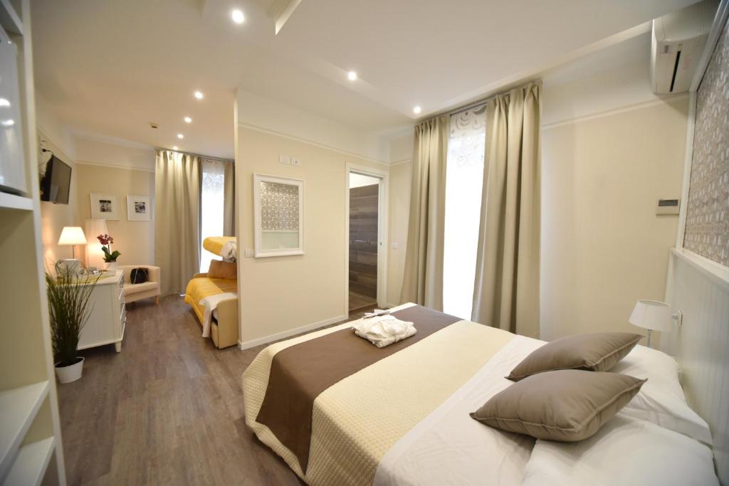 une chambre d'hôtel avec un lit et une fenêtre dans l'établissement Hotel Villa Edda, à Riccione