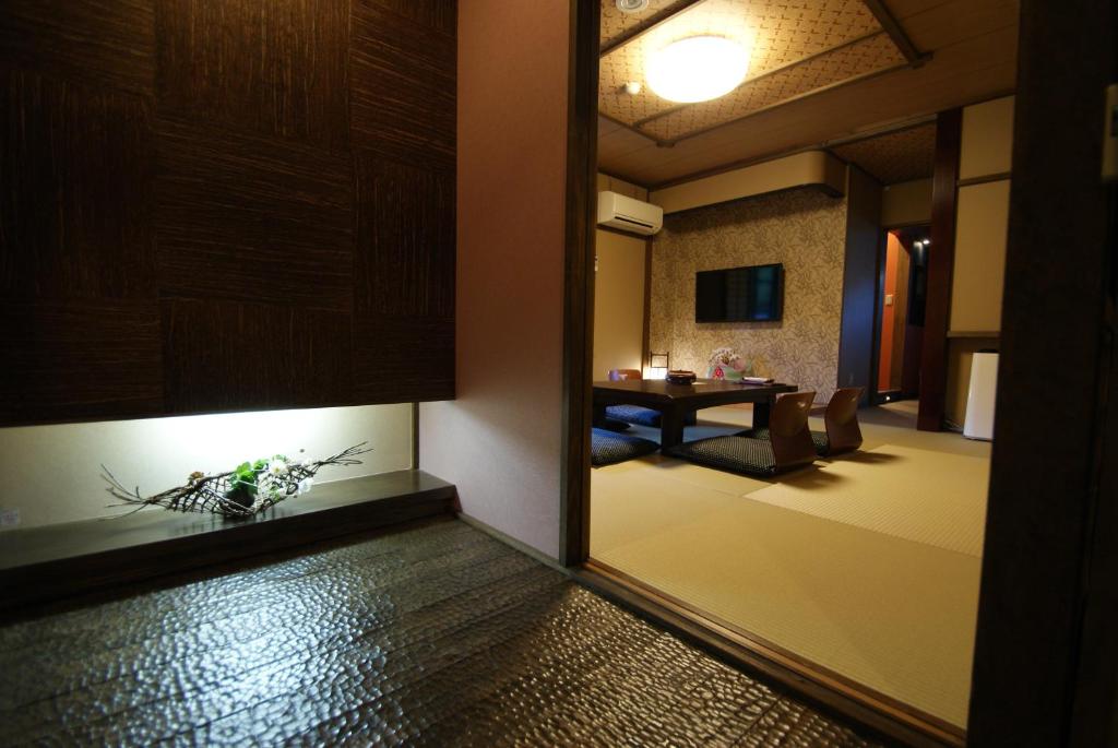 une chambre avec un miroir et une chambre avec une table dans l'établissement Super Hydrogen Rich Spa Yado Kanzan, à Minakami