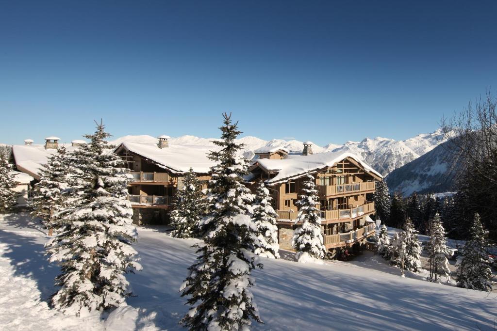 un lodge dans la neige avec des arbres enneigés dans l'établissement Hotel Le K2 Altitude, à Courchevel