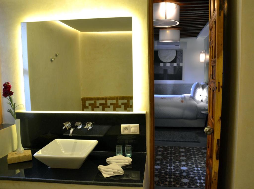 une salle de bain avec un lavabo et un miroir dans l'établissement Riad Dar Dar, à Rabat