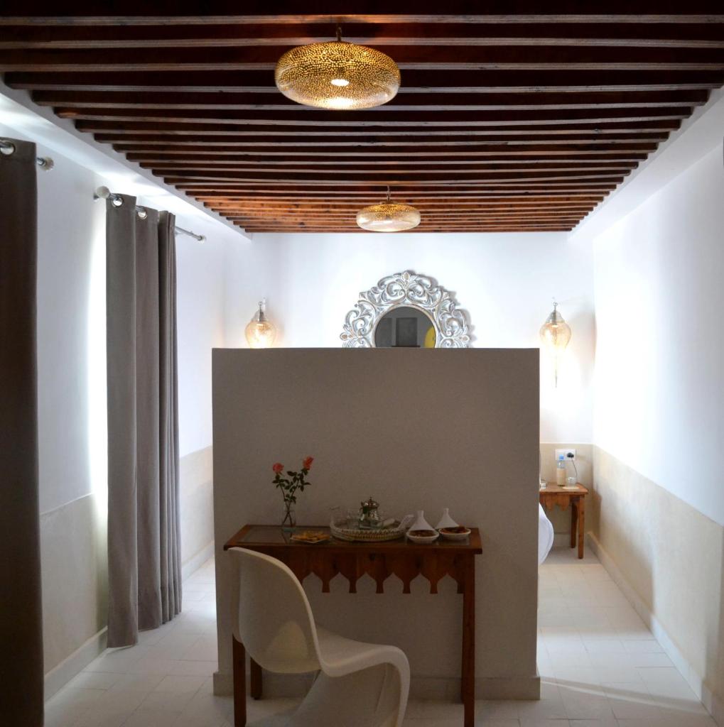 une salle à manger avec une table et des chaises dans l'établissement Riad Dar Dar, à Rabat