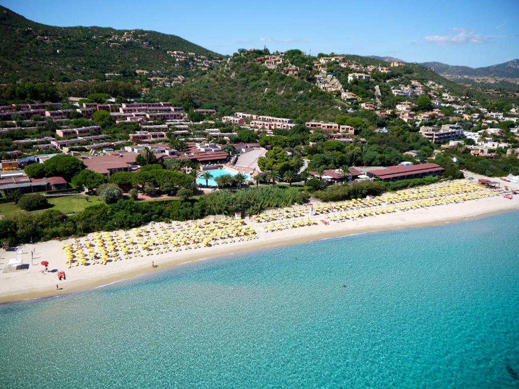 une vue aérienne d'une plage avec des parasols et l'océan dans l'établissement TH Costa Rei - Free Beach Resort, à Monte Nai