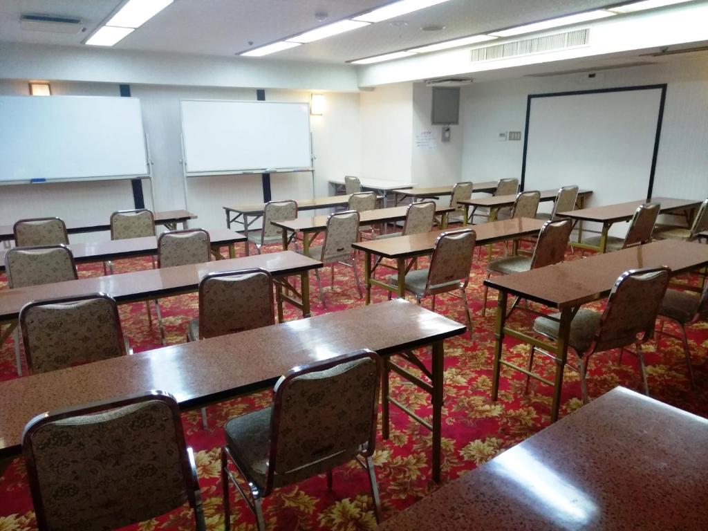 une salle de classe vide avec des tables, des chaises et des tableaux blancs dans l'établissement Shiki-no-Yado Fujisan, à Fujikawaguchiko 37 autres photos