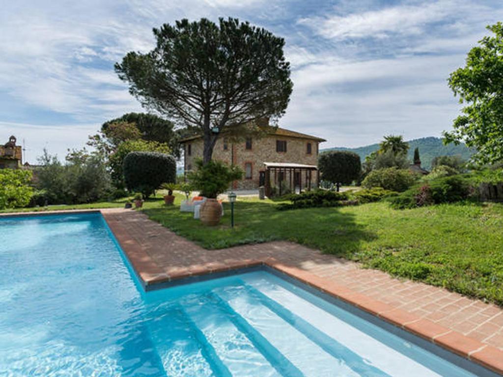 une grande piscine devant une maison dans l'établissement Private pool Villa Wine&cooking -Trasimeno Lake, à Panicale