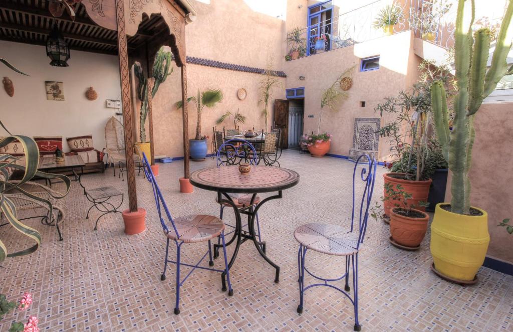 une cour avec une table et des chaises dans l'établissement Maison du Soleil, à Tiznit