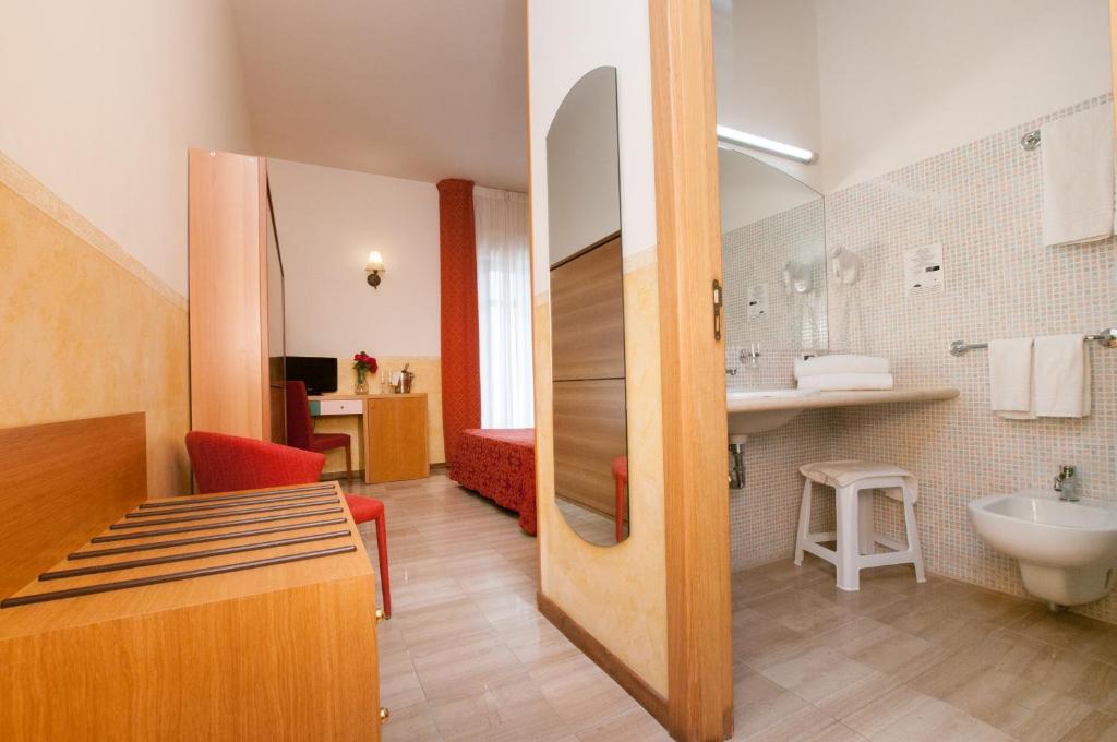 une salle de bain avec un lavabo et des toilettes dans une chambre dans l'établissement Park Hotel Villa Americana, à Rodi Garganico