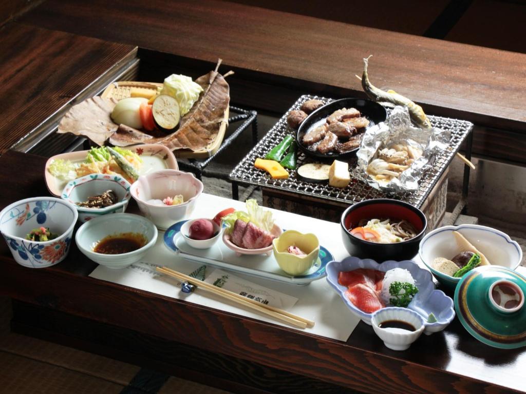 - une table avec une variété de plats dans l'établissement Yunohirakan, à Takayama