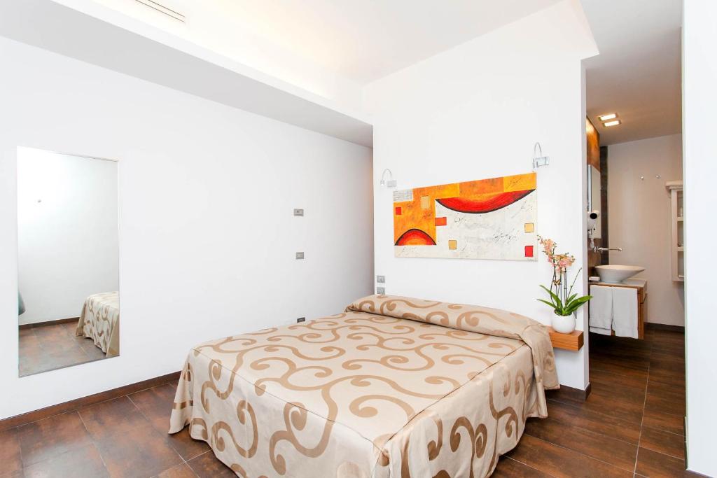 une chambre avec un lit et un tableau au mur dans l'établissement Hotel Scialì, à Vieste