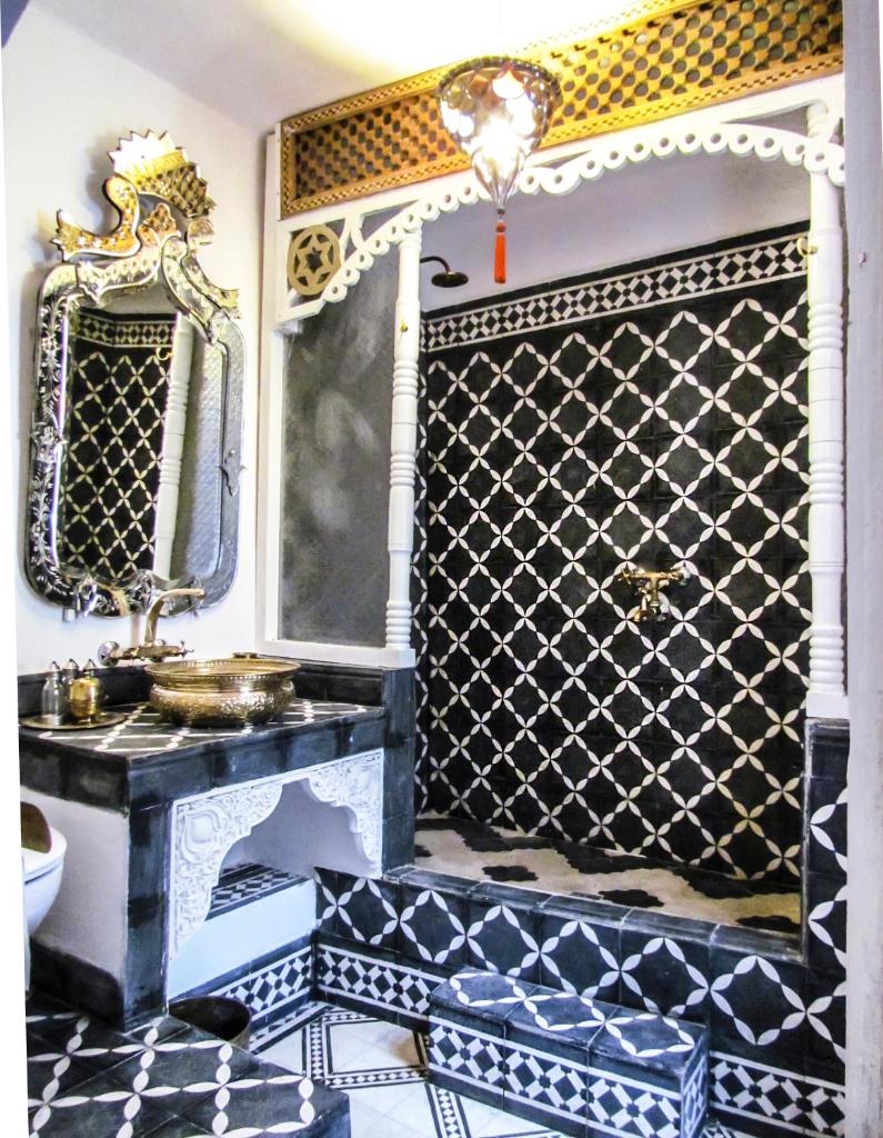 une salle de bain avec un lavabo et une douche dans l'établissement Riad Dar Arsama, à Fès