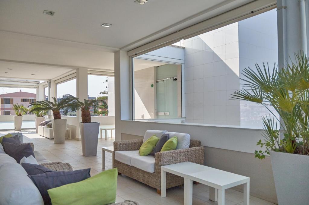 un salon avec un canapé et une table dans l'établissement Soglow Business Class Hotel, à Molfetta