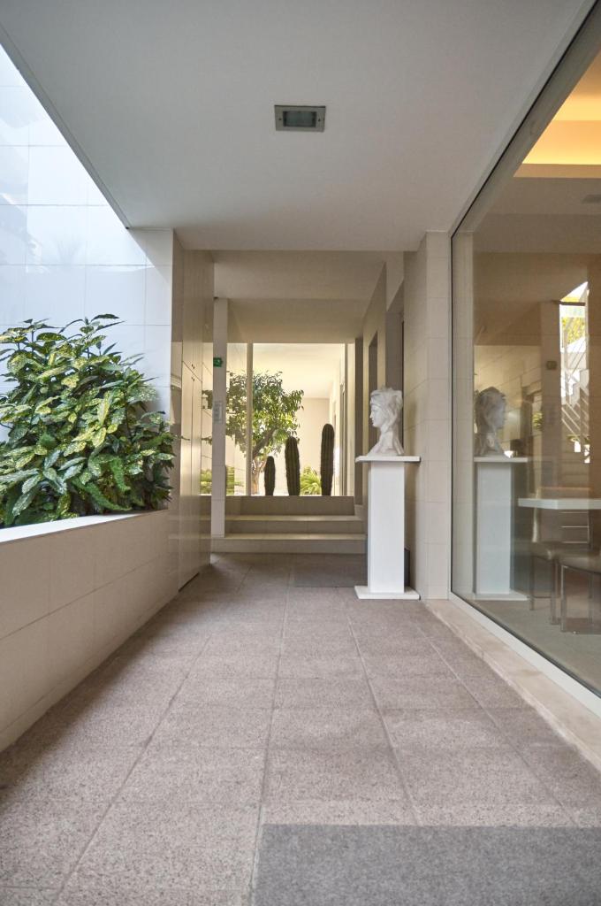un couloir d'un immeuble avec vue sur un musée dans l'établissement Soglow Business Class Hotel, à Molfetta