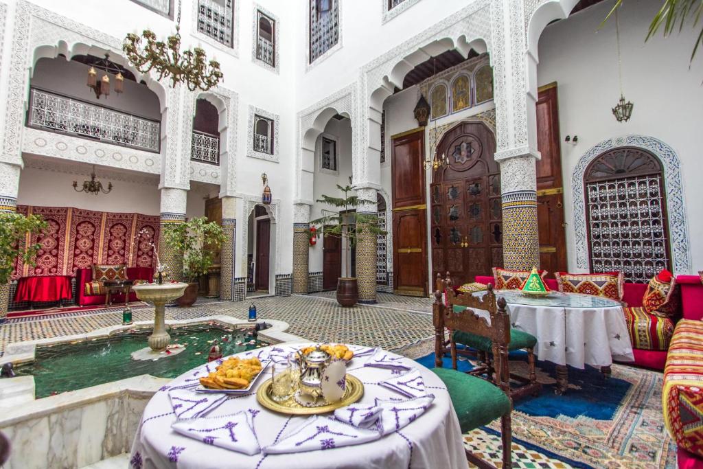 une chambre avec une table et une fontaine dans un bâtiment dans l'établissement Riad Lalla Zoubida, à Fès