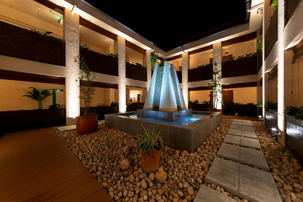 un hall d'entrée avec une fontaine au milieu d'un bâtiment dans l'établissement Hotel Lotus Nara (Adult Only), à Nara
