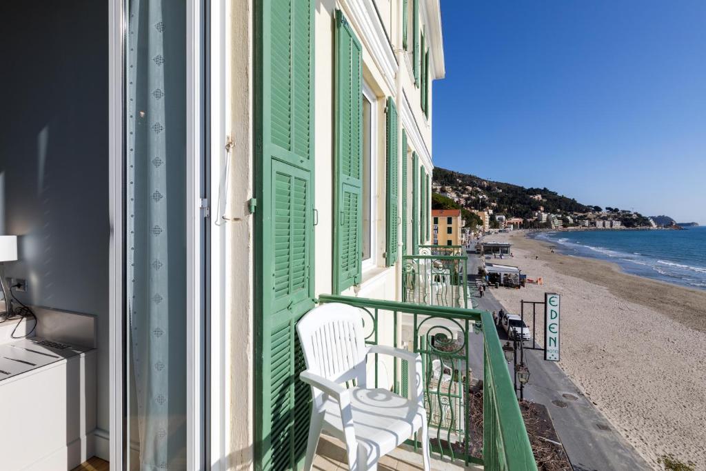 d'un balcon offrant une vue sur la plage. dans l'établissement Hotel Eden Alaxi Hotels, à Alassio