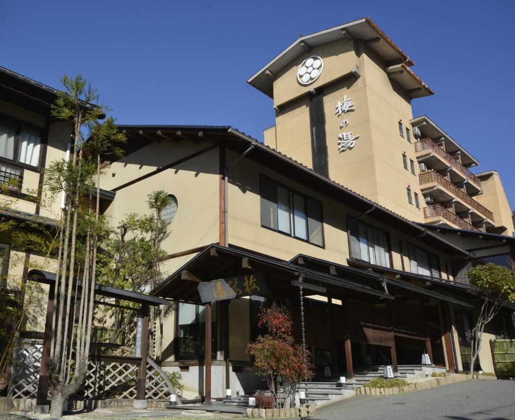 un bâtiment avec une tour d'horloge au sommet dans l'établissement Hotel Umenoyu, à Matsumoto