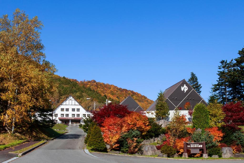 une rue dans une ville avec des arbres et des bâtiments dans l'établissement Horohoro Sanso, à Date