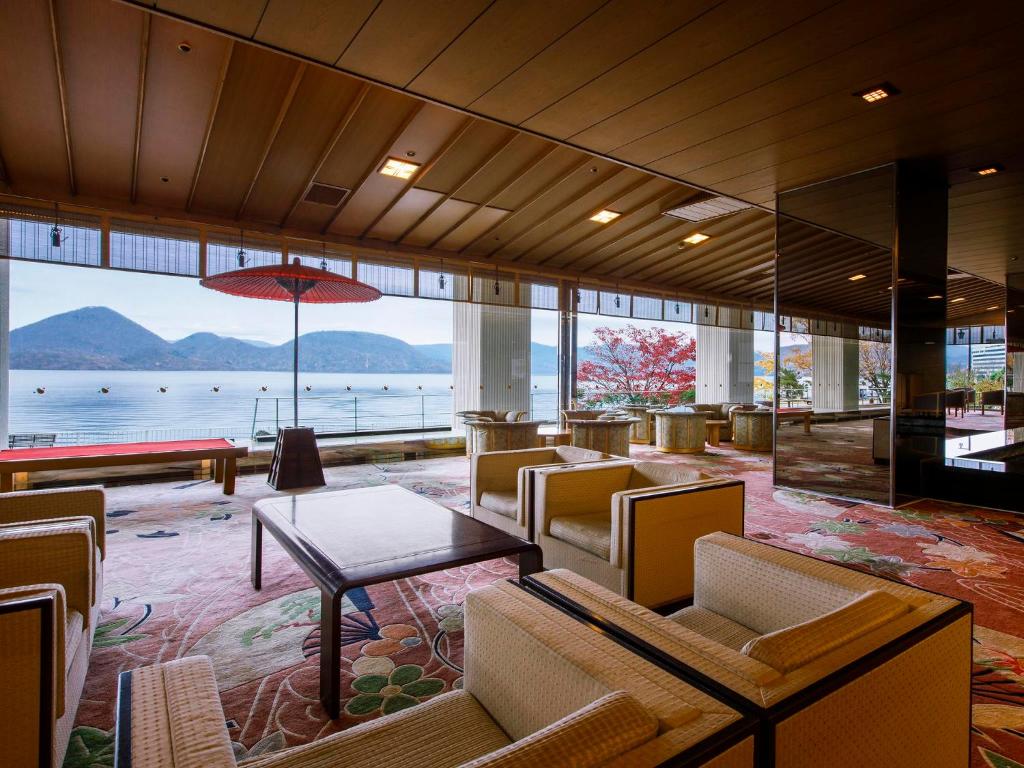 - un hall d'accueil avec vue sur l'eau dans l'établissement Toya Kohan Tei, à Lac Tōya