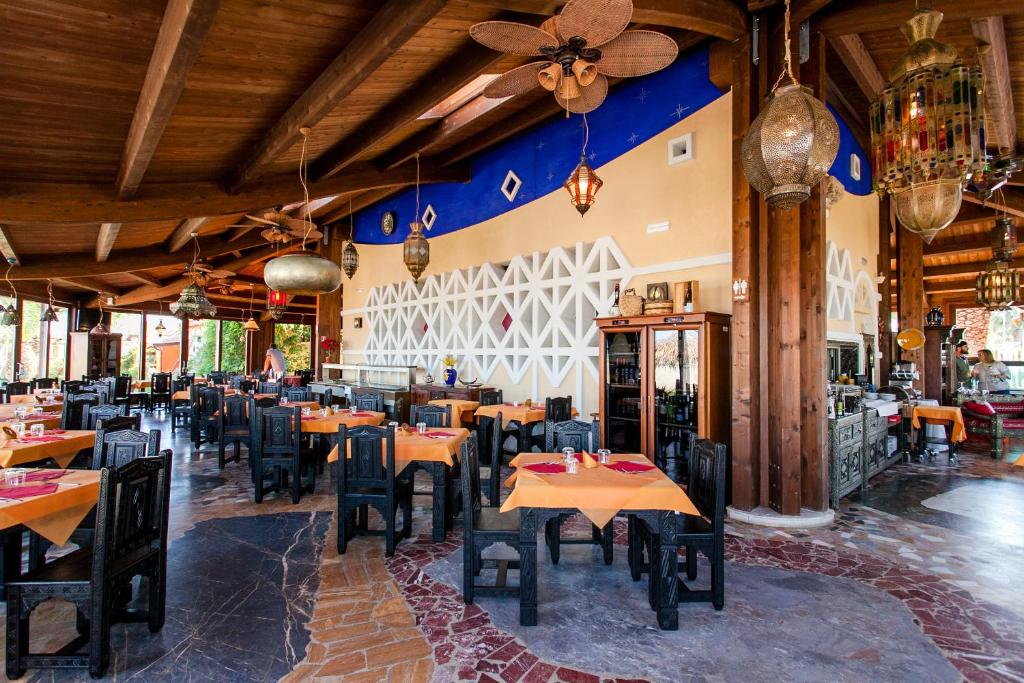une salle à manger avec des tables et des chaises dans un restaurant dans l'établissement Hotel Scialì, à Vieste