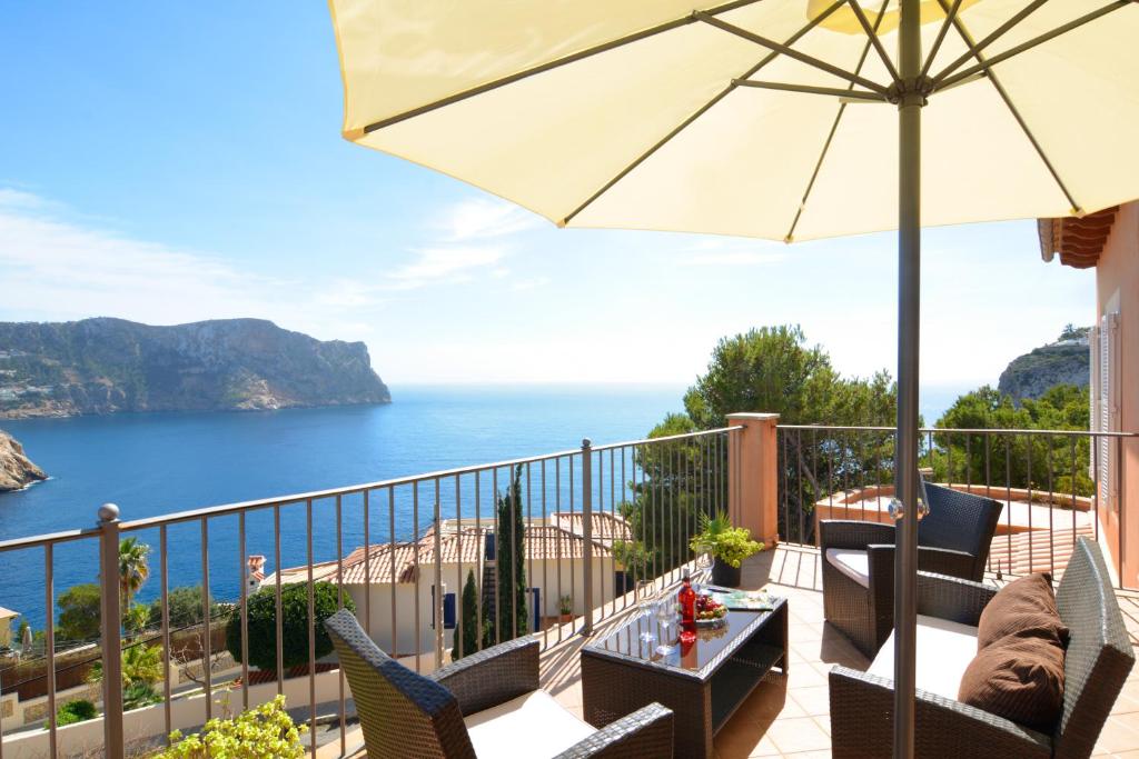 Villa With Enchanting Sea Views And Pool For 7 Guests