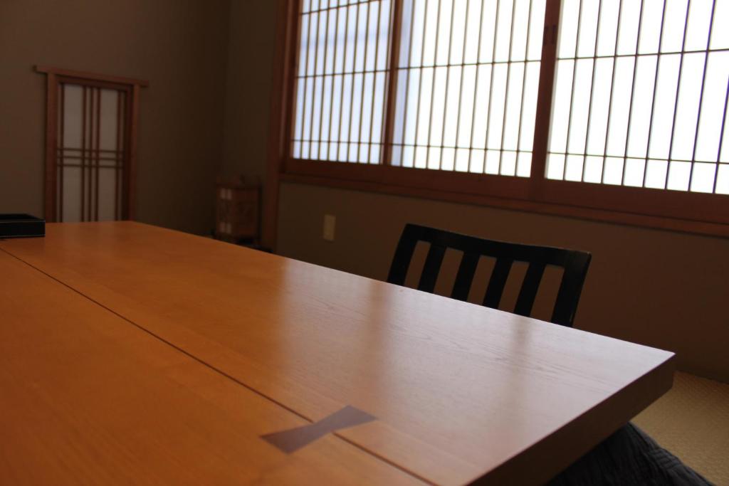 une grande table en bois avec une flèche dans l'établissement Hanaichi, à Tsumagoi 37 autres photos