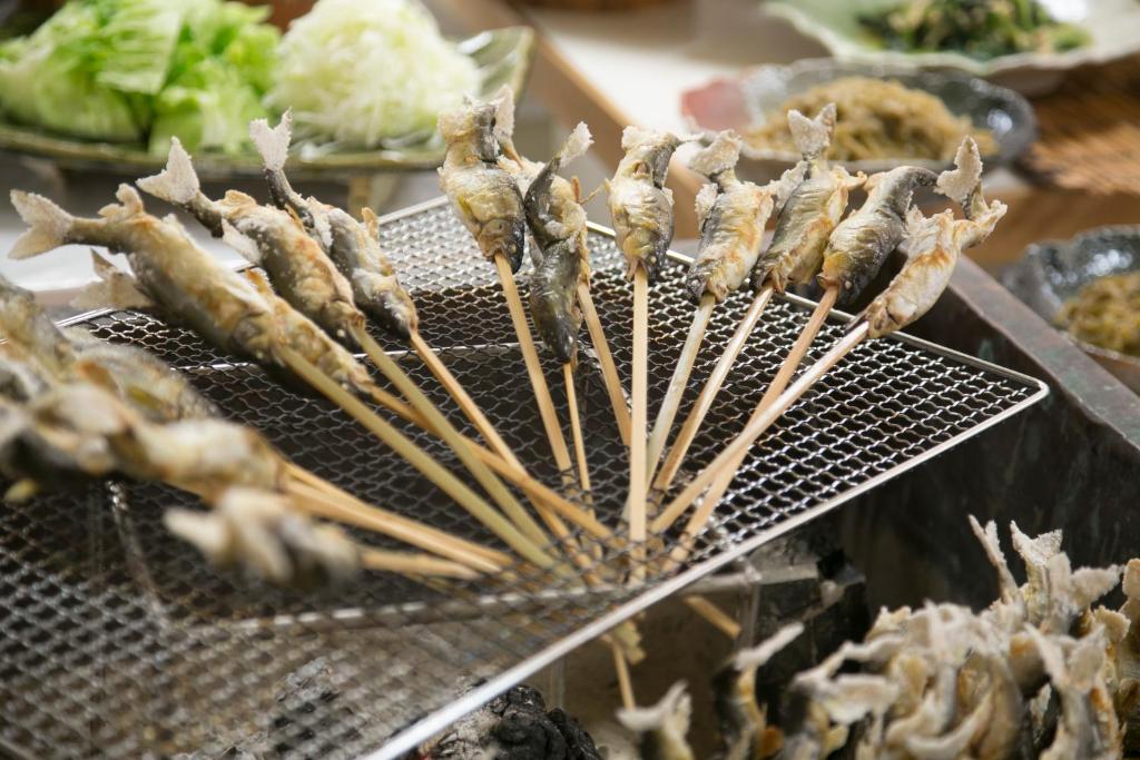 Un paquet de nourriture sur une grille avec de la nourriture dans l'établissement Sansuikan Kawayu Matsuya, à Hongu