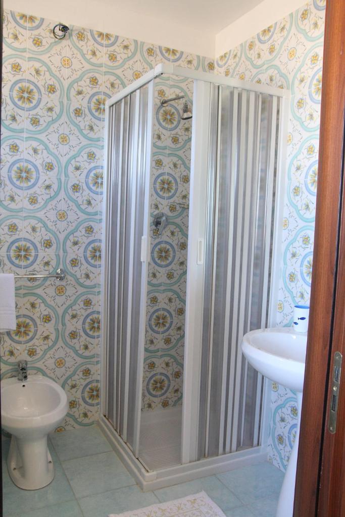 une salle de bain avec douche et lavabo dans l'établissement Lido Impero, à Palagiano 29 autres photos