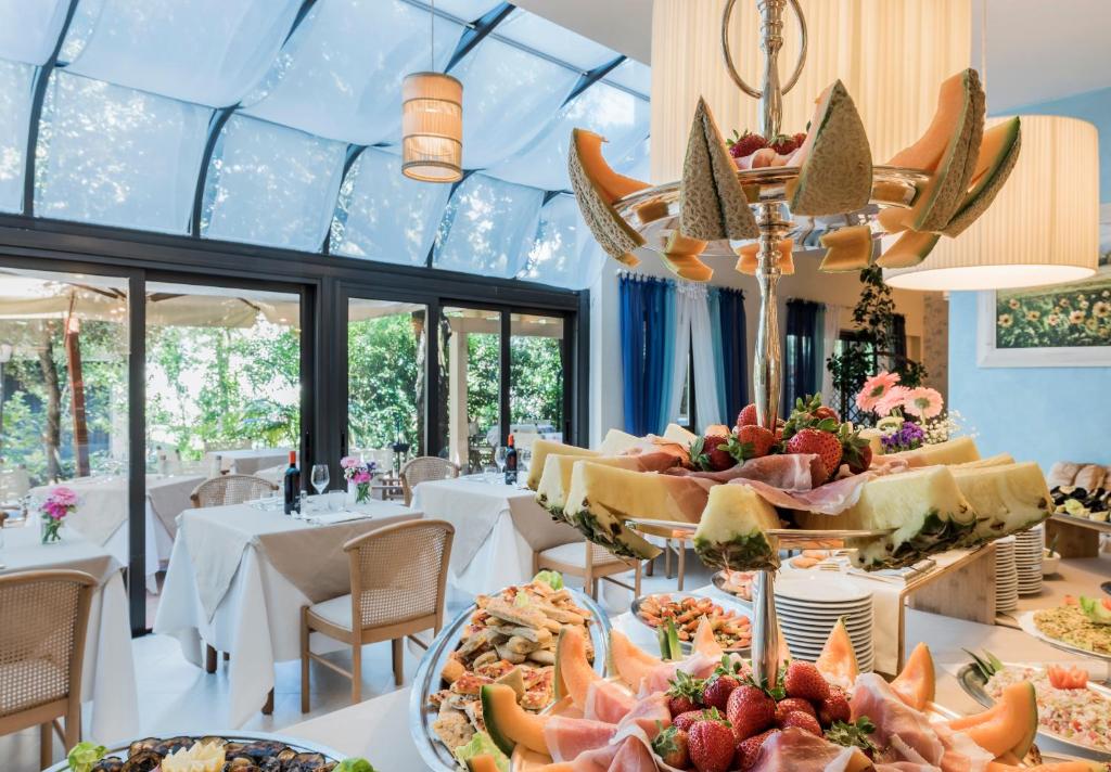 un buffet de nourriture sur des tables dans un restaurant dans l'établissement Hotel Andreaneri, à Marina di Pietrasanta 62 autres photos