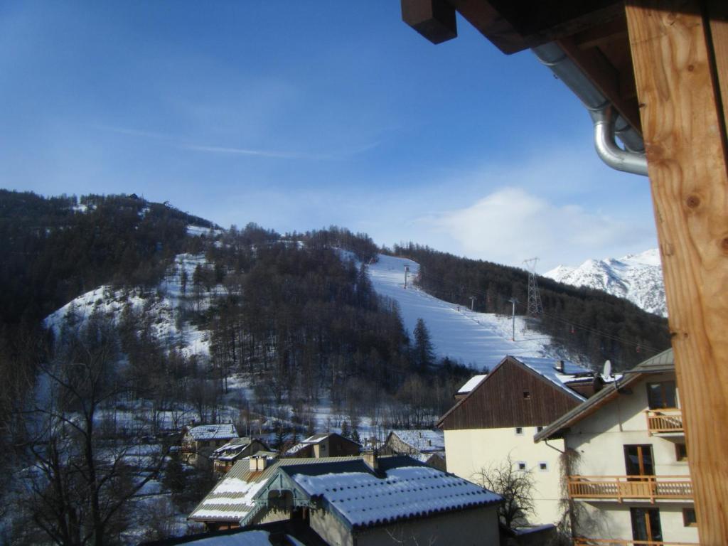 - une vue sur une montagne enneigée avec une piste de ski dans l'établissement Serre-Chevalier Chantemerle Eterlou, à Saint-Chaffrey 4 autres photos