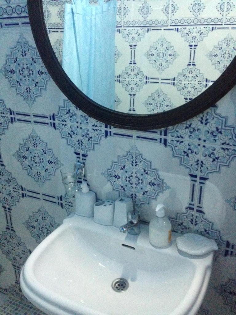 une salle de bain avec un lavabo et un miroir dans l'établissement Hotel Riad Dalia Tetouan, à Tetouan