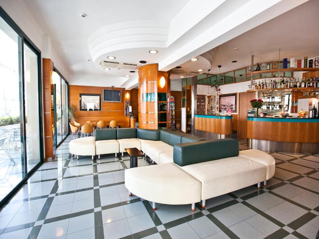 un hall d'un hôtel avec des canapés et un bar dans l'établissement Hotel Gaby, à Rimini