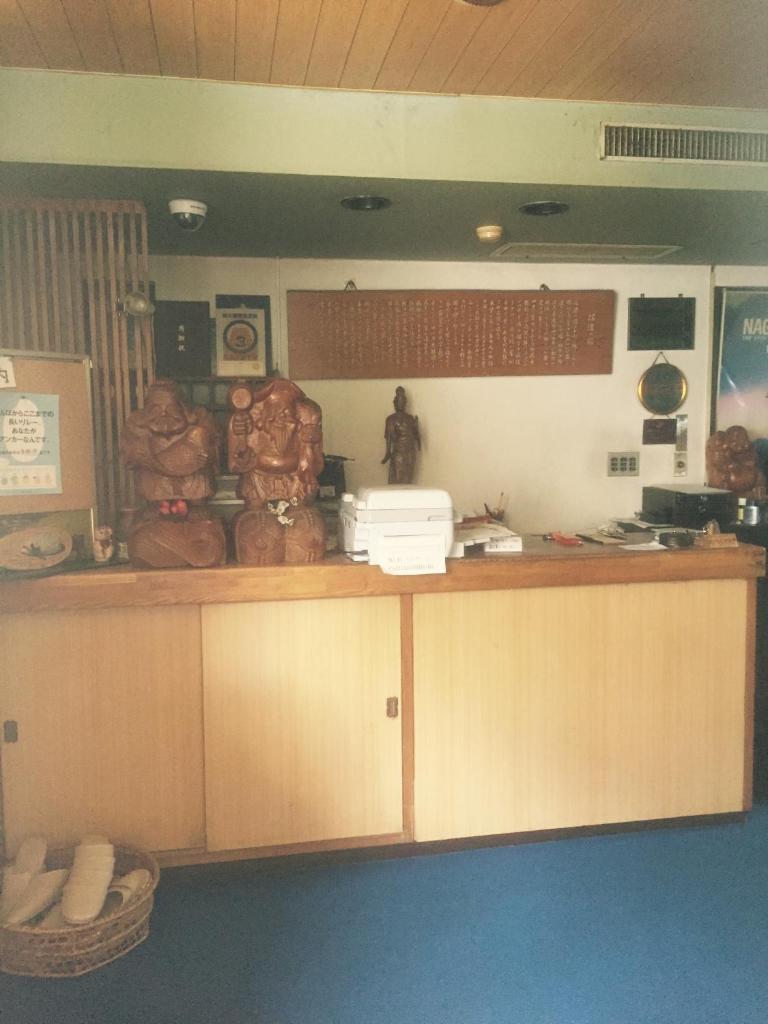 un comptoir avec un bouquet de sacs de pain dans l'établissement Umeoka Ryokan, à Nagano