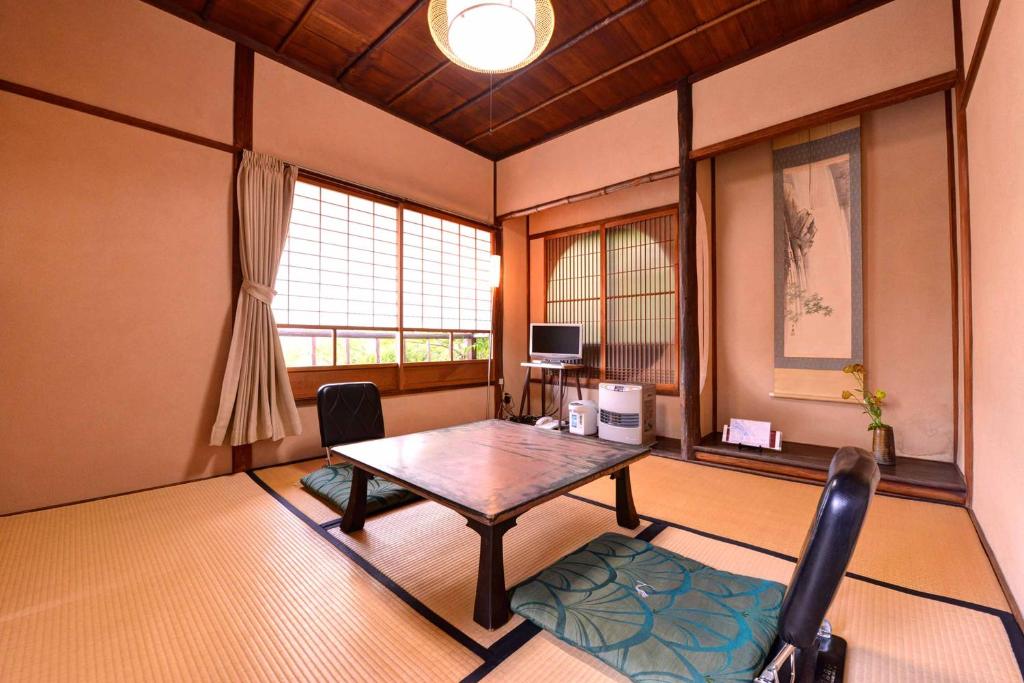 un bureau avec une table et des chaises dans une pièce dans l'établissement Bingoya, à Kurashiki