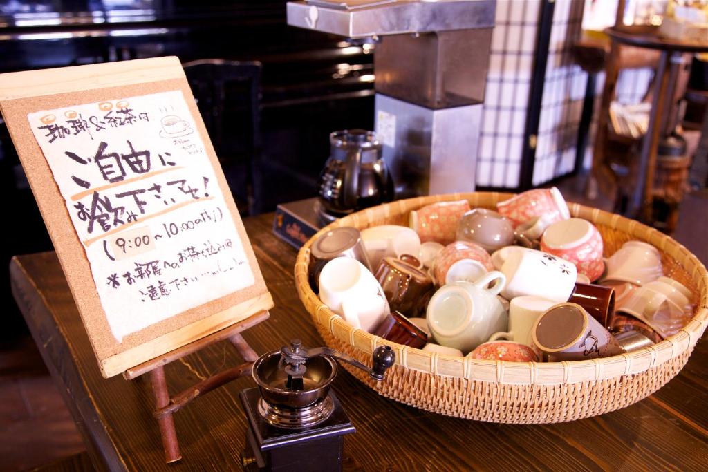 un panier de nourriture posé sur une table avec un panneau dans l'établissement Nakaya Ryokan, à Minakami