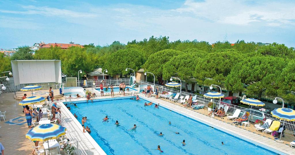 - une piscine sur un bateau de croisière avec des personnes dans l'établissement Residence Joker, à Cavallino-Treporti