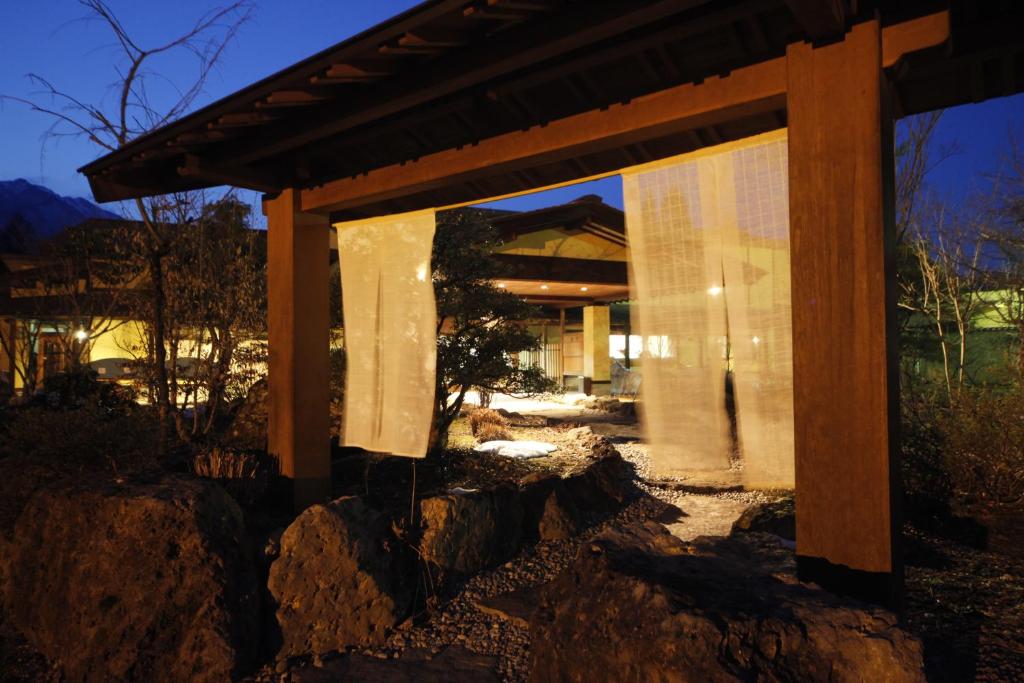 - une vue sur une maison depuis l'extérieur la nuit dans l'établissement Oribana, à Omachi