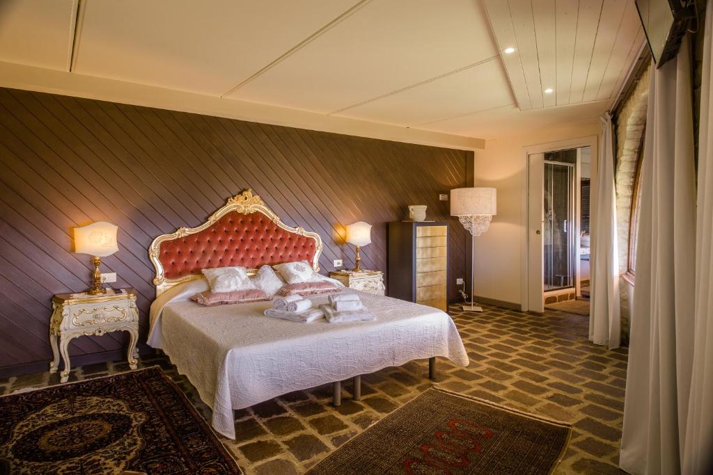 une chambre avec un lit king size dans une pièce dans l'établissement Villa La Foce, à Castiglion Fiorentino