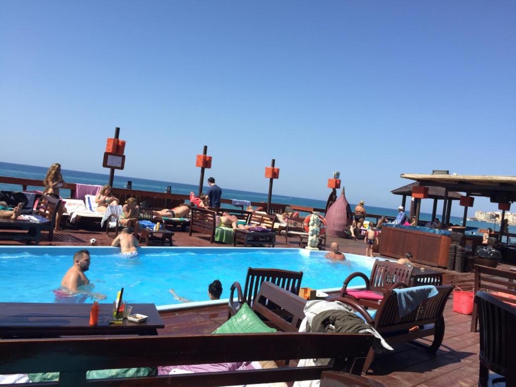 un groupe de personnes dans une piscine dans l'établissement Villa Gaia Hotel, à Cefalù