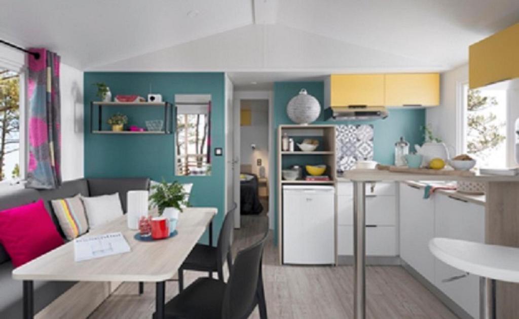une cuisine et un salon avec une table et une salle à manger dans l'établissement CAMPING PANORAMIQUE du VERDON, à Castellane