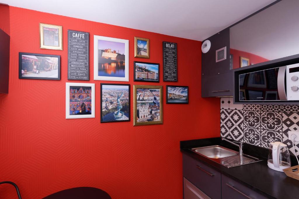 At home in lyon 4