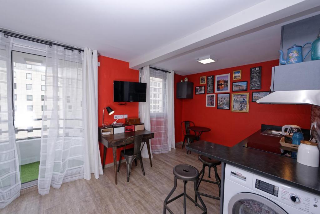 At home in lyon 6