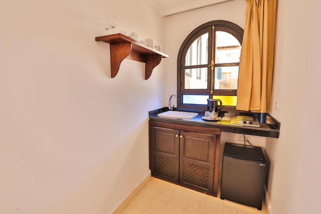 Cette petite chambre dispose d'un bureau et d'une fenêtre. dans l'établissement Riad Diamant Blanc, à Essaouira