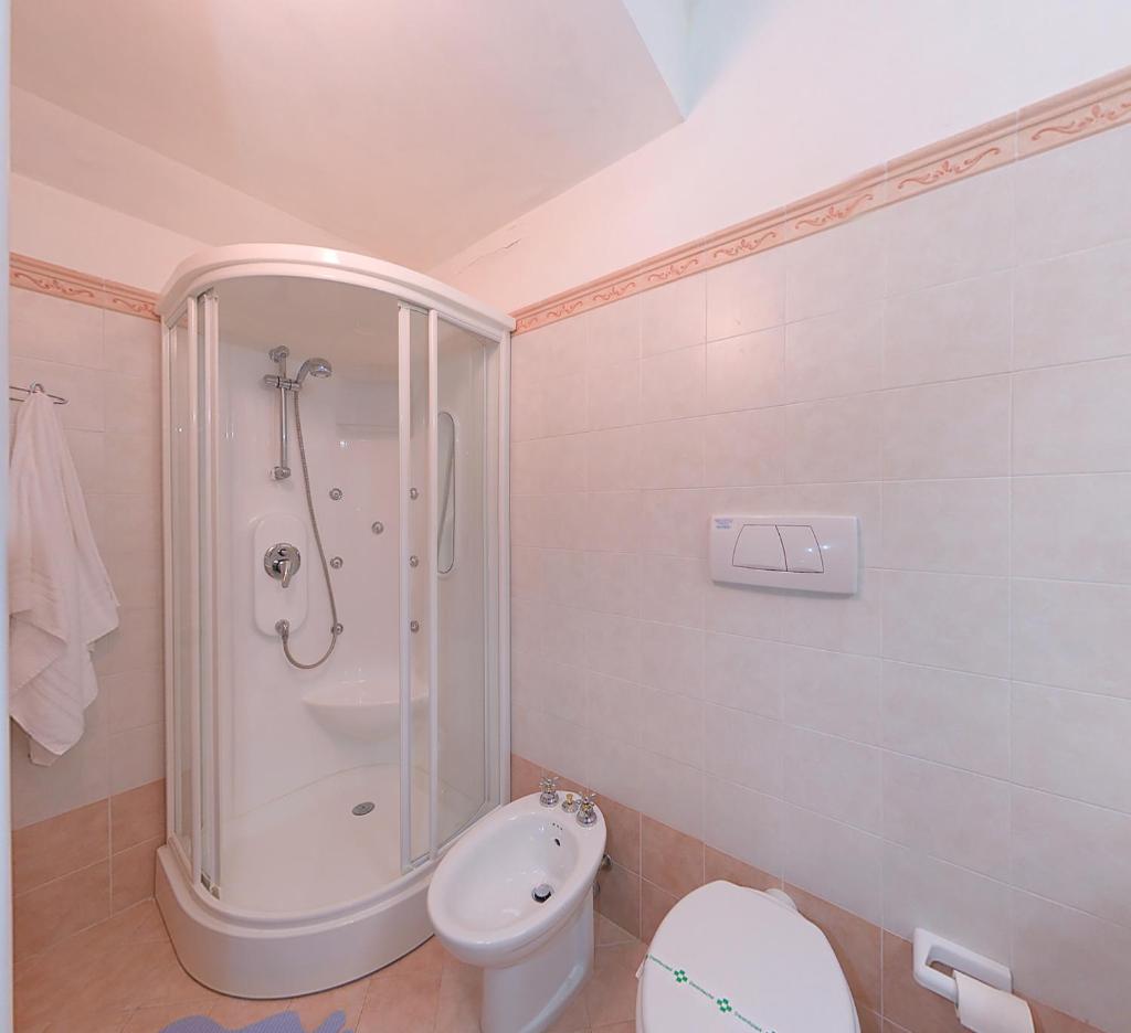 une salle de bain blanche avec douche et toilettes dans l'établissement Hotel Le Cave, à Sirolo 27 autres photos