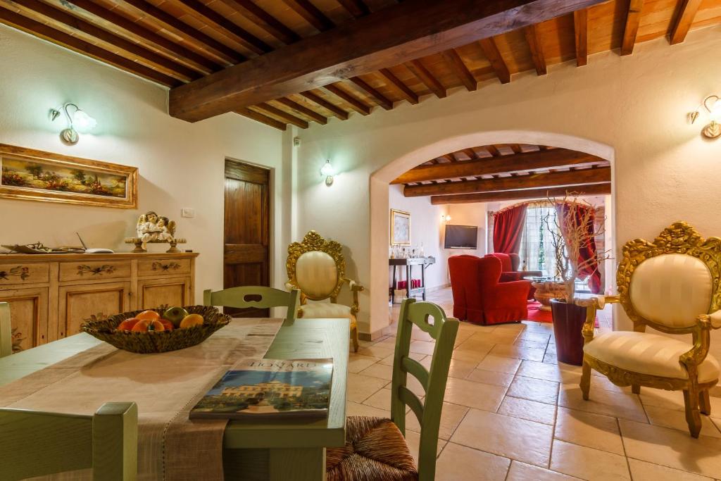 une cuisine et un salon avec une table et des chaises dans l'établissement Villa Teresa, à Cortone