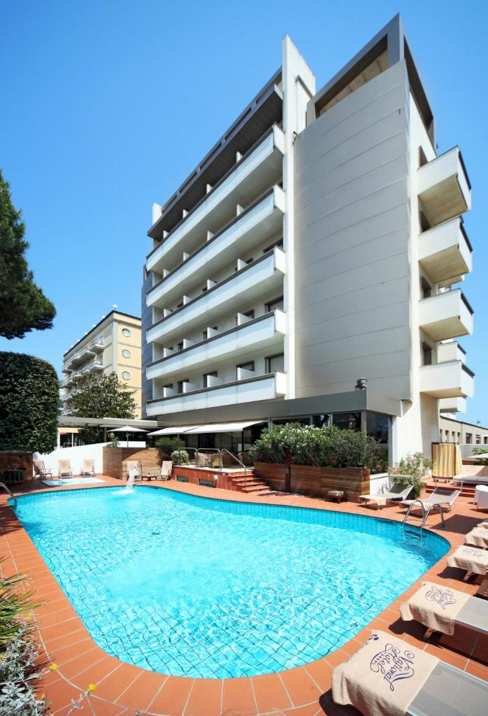 une piscine devant un bâtiment dans l'établissement Villa dei Gelsomini & National Hotel dal 1903, à Rimini