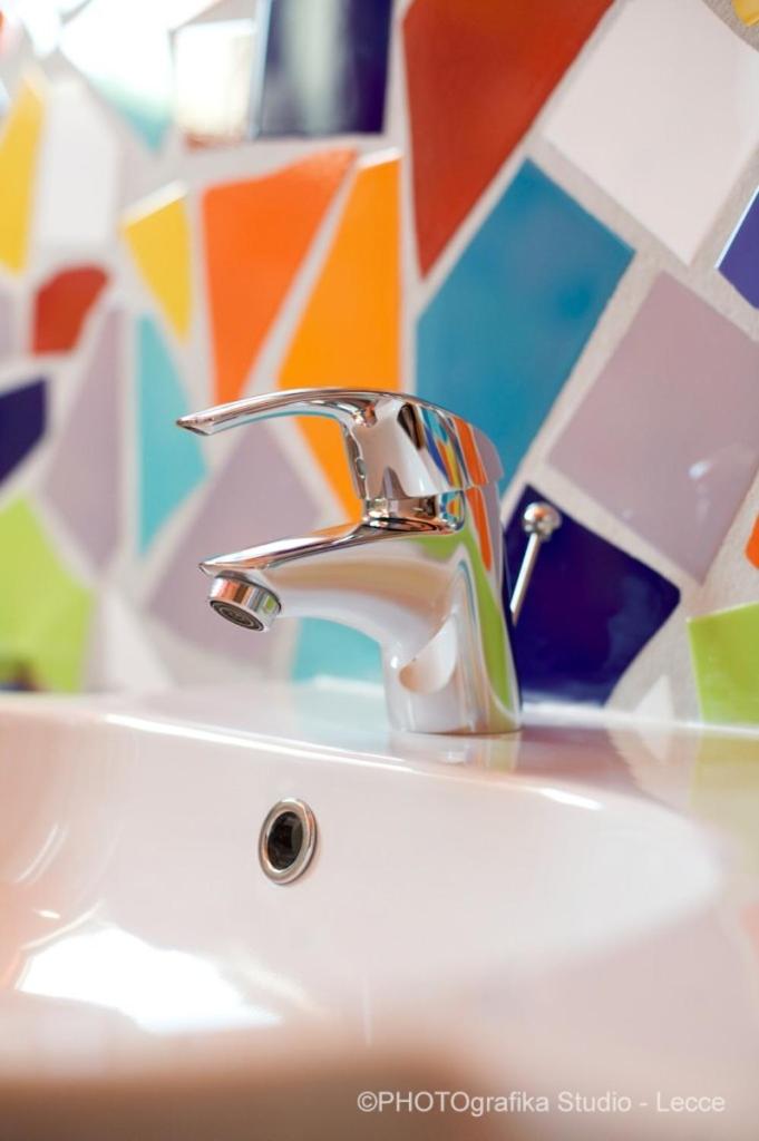 La salle de bains est pourvue d'un lavabo et d'un robinet. dans l'établissement Hotel Intervallo, à Torre Lapillo 77 autres photos